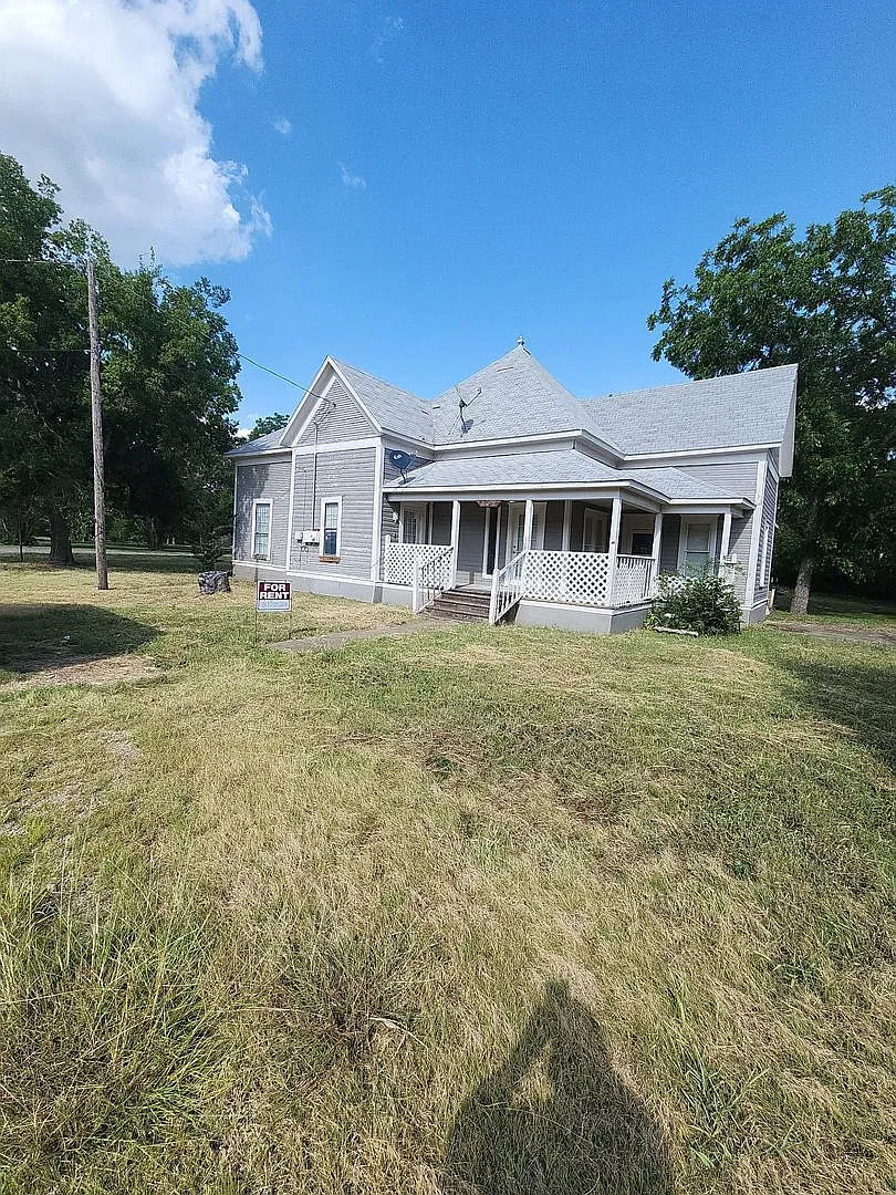 Affordable 3-bedroom, 2-bathroom — Photo 1