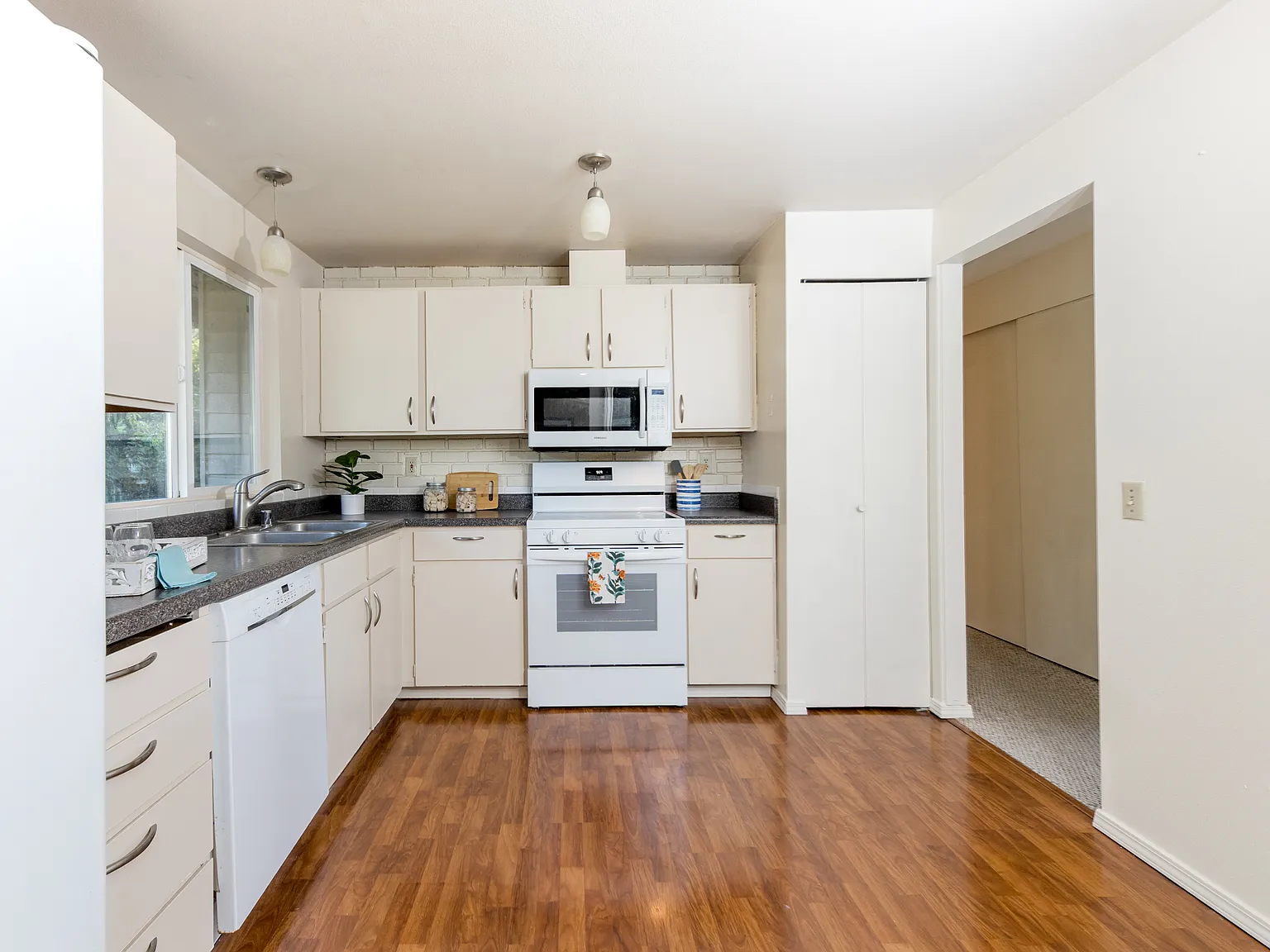 4 bed, 2280 sqft, $3,800 — Photo 4