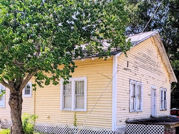 106 S Strahan St, Poplarville, MS 39470