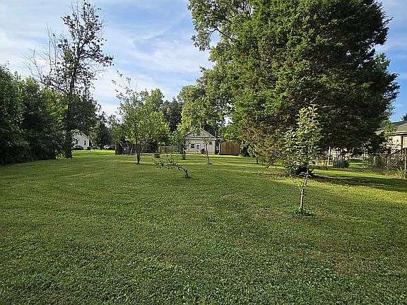 4th image of 2043 E Riverside Dr