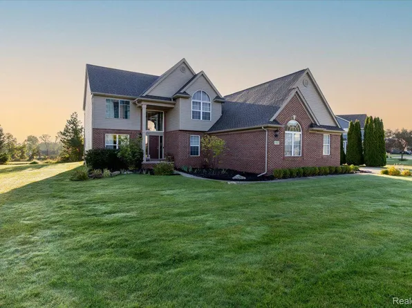 1967 Howland Blvd, White Lake, MI 48386