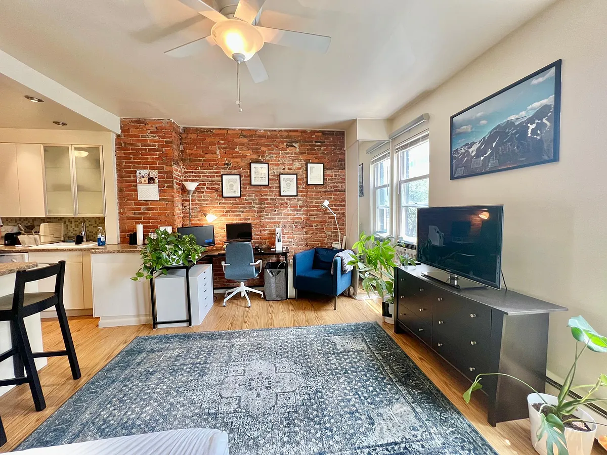 Building Photo - 1541 Spring Garden St #2F
