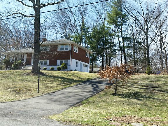 5th image of 15 Susan Dr