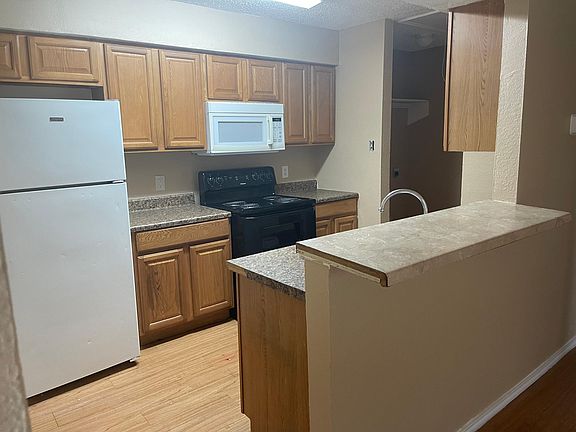 5th image of 3412 E Colonial Dr
