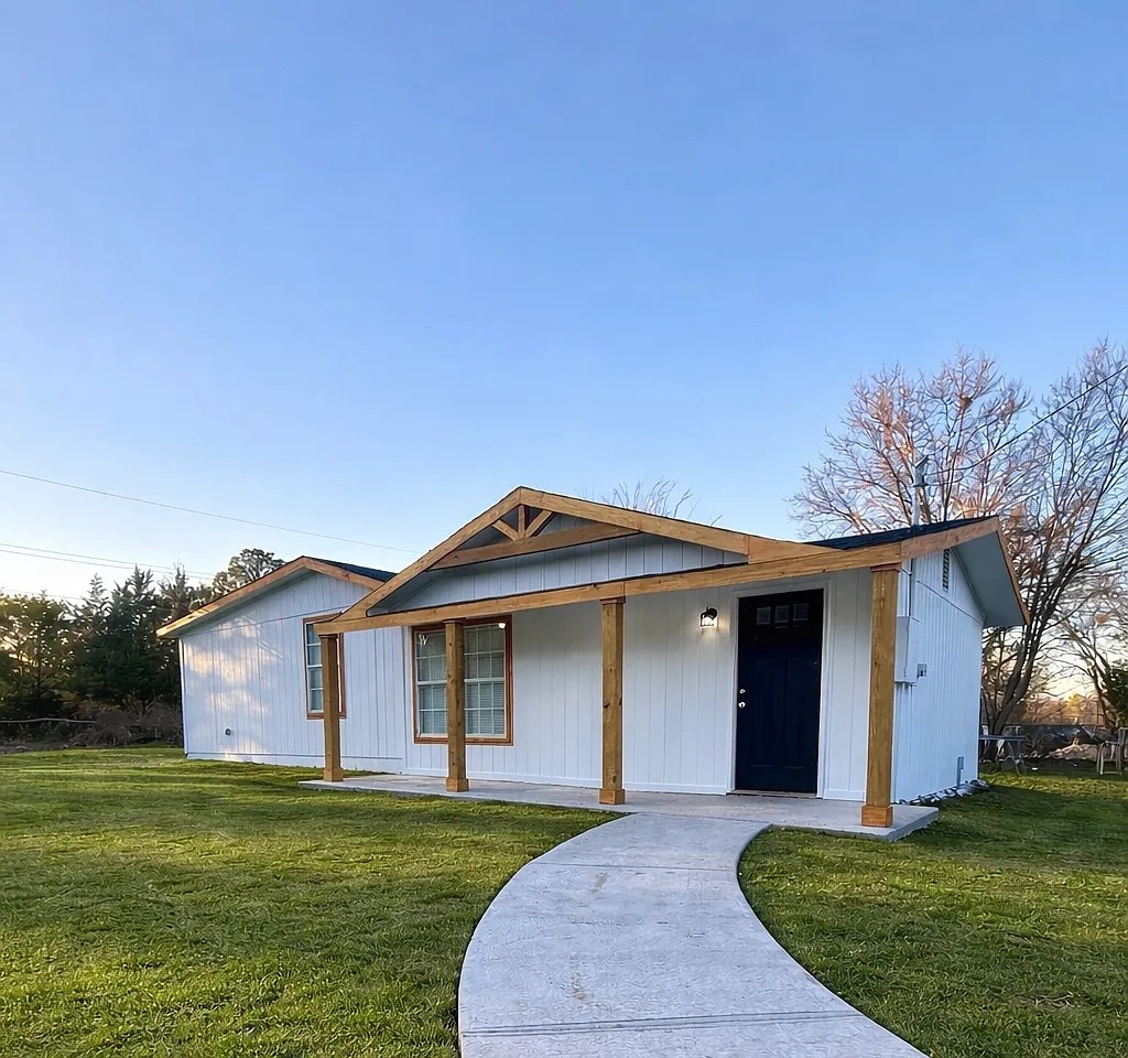 3 bed, $1,400 — Photo 1
