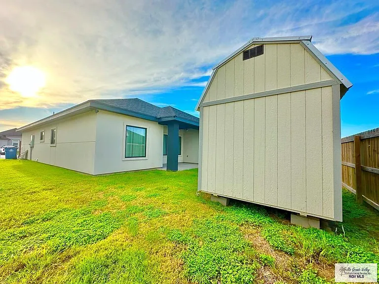 401 Tamarindo Ln — Photo 33