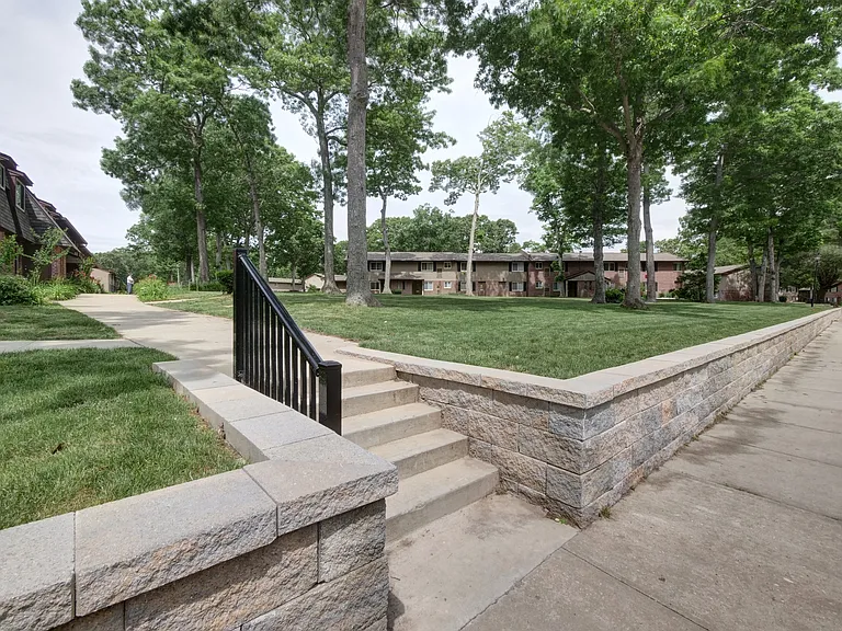 Oakview Apartments — Photo 16