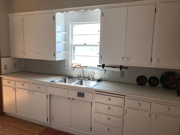 Plenty of counter space in the kitchen.