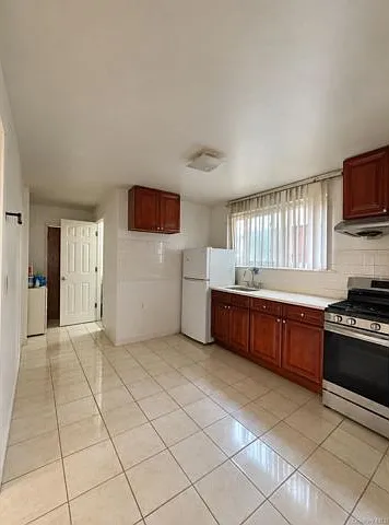 3 bed, 1.0 bath, 936 sqft, $2,900 — Photo 3