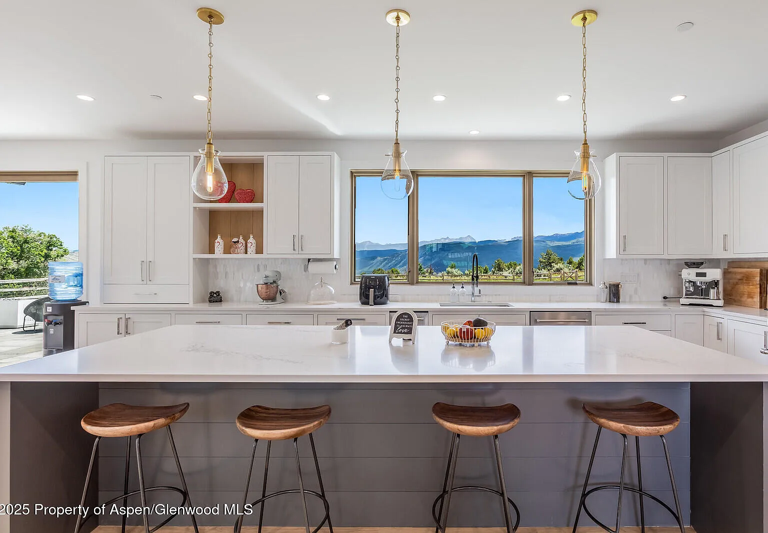 6 bed, 5.5 bath, 6025 sqft, $15,000 — Photo 1
