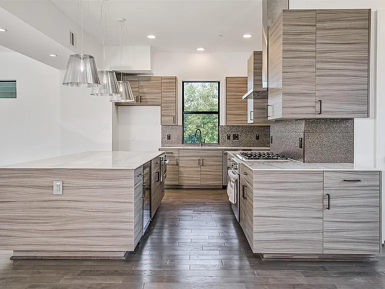 815 W 17th St — Photo 19
