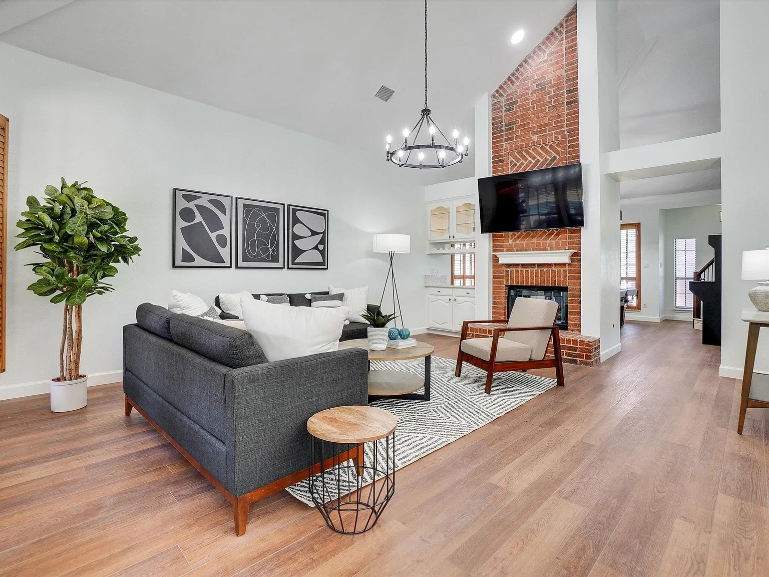 5 bed, 3.5 bath, 2990 sqft, $9,750 — Photo 3