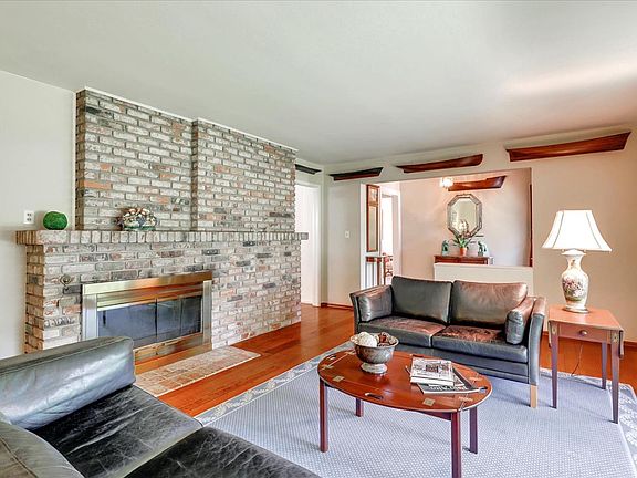 4th image of 893 Sharon Ct