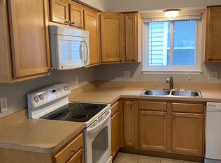 1126 Lakepointe Ave, Grosse Pointe, MI 48230