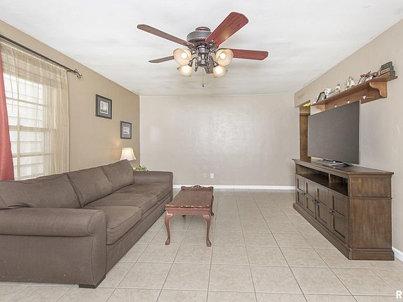4th image of 2410 W Kellogg Ave