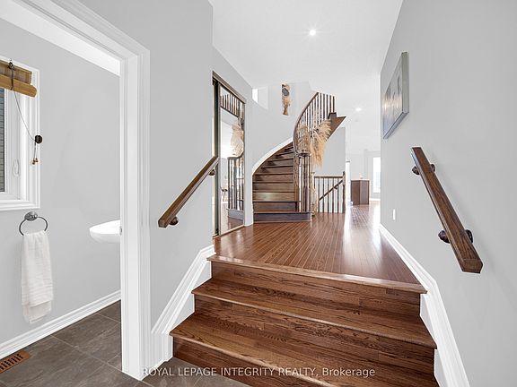 5th image of 132 Silvermoon Cres