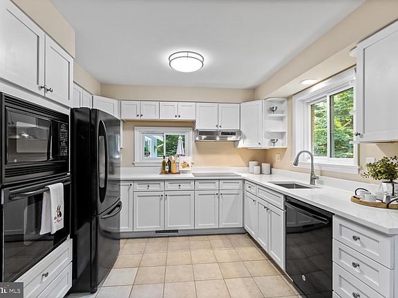5th image of 3708 Quaint Acre Cir
