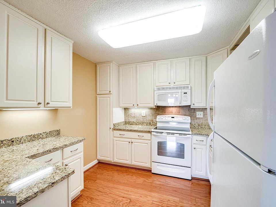 1st image of 307 Yoakum Pkwy APT 1416