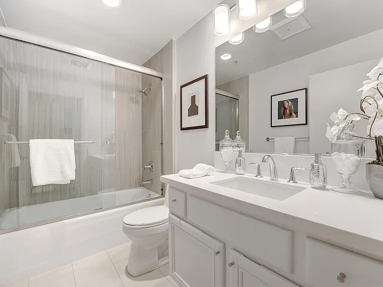 Fully remodeled guest bath