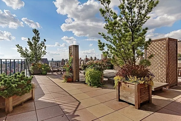 Sold by Mallan Real Estate Inc | media 22