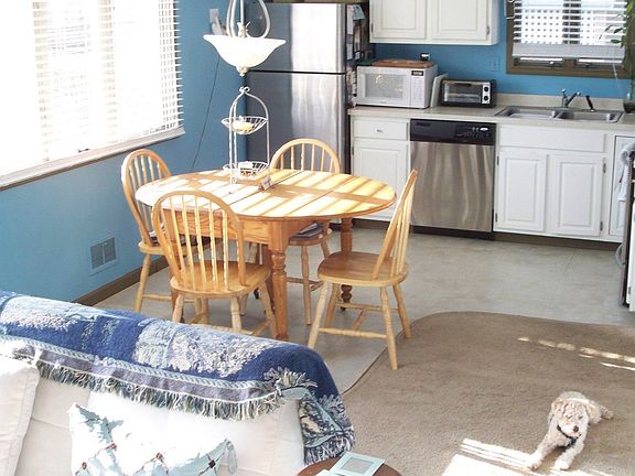 Great room w/cathedral ceiling