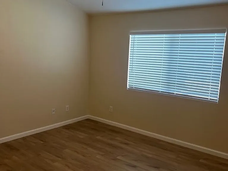 1480 Bentley Dr — Photo 9