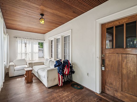 Private Entry - Private Screen Porch