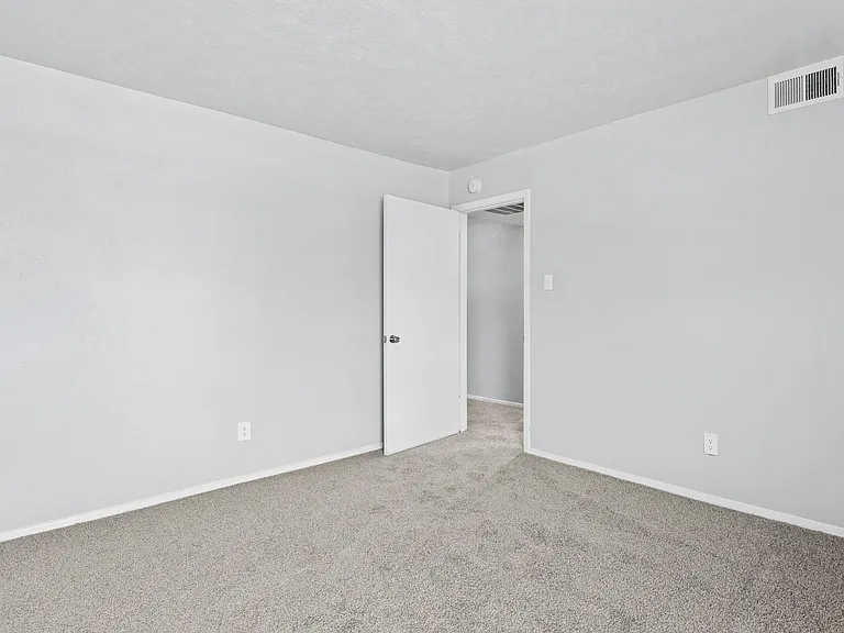 The Summit Apartments — Photo 44