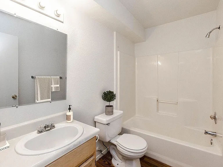 106 NE 9th Pl #21 — Photo 2