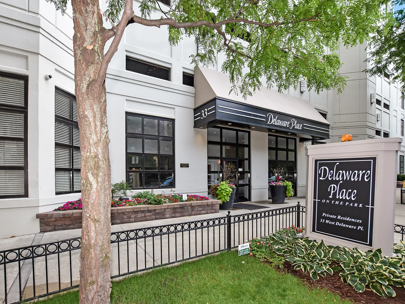 33 W Delaware Pl — Photo 4