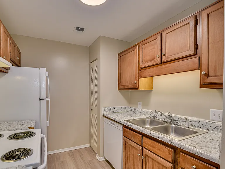 Hunters Run Apartments — Photo 30