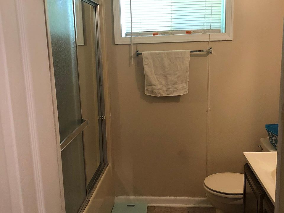 2nd image of 104 Barron St