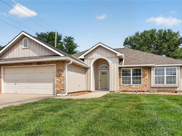 1116 Granada Dr, Raymore, MO 64083