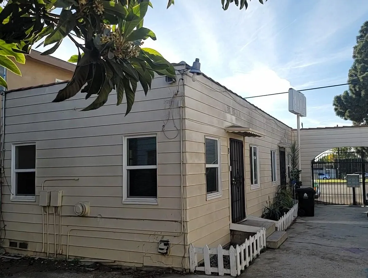 Building Photo - 13108 S Vermont Ave #8