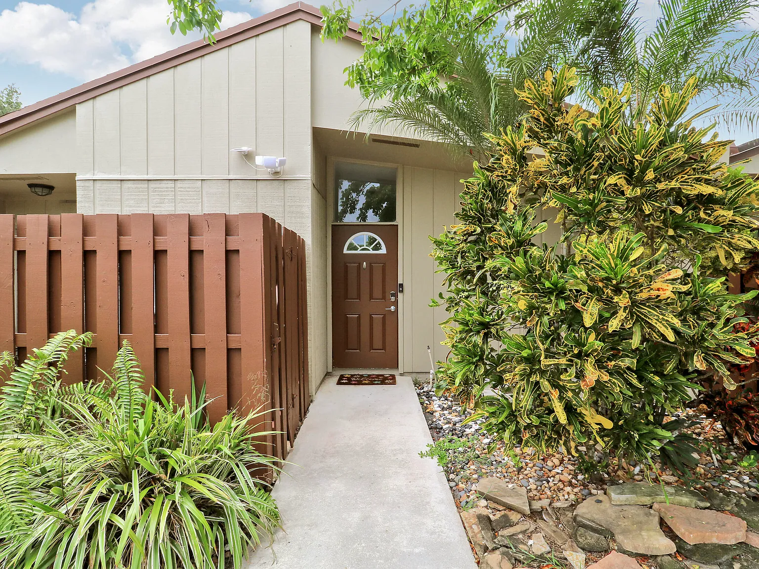3 bed, 2.0 bath, 1200 sqft, $3,200 — Photo 2