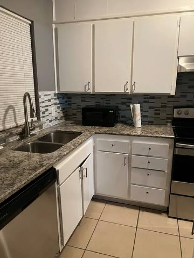 2 bed, 1.5 bath, 1100 sqft, $1,500 — Photo 3