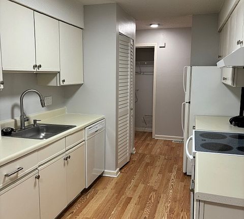 Spacious, open kitchen with ample space for breakfast nook or dining room table (2/2)