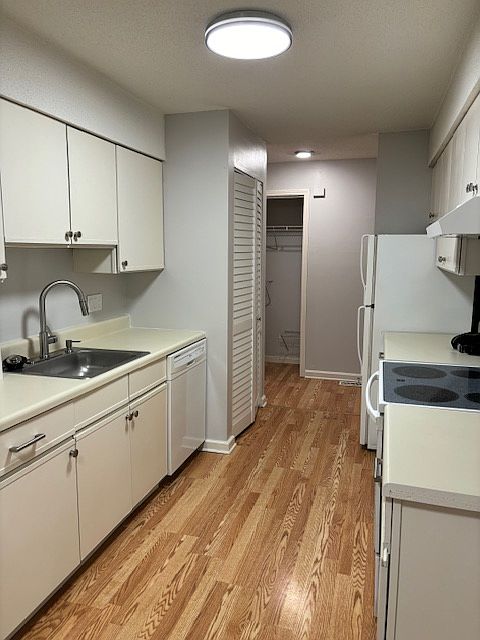 Spacious, open kitchen with ample space for breakfast nook or dining room table (2/2)