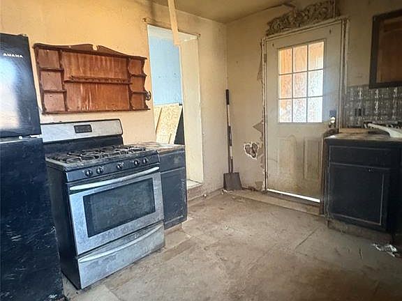 3rd image of 920 W Woodson St