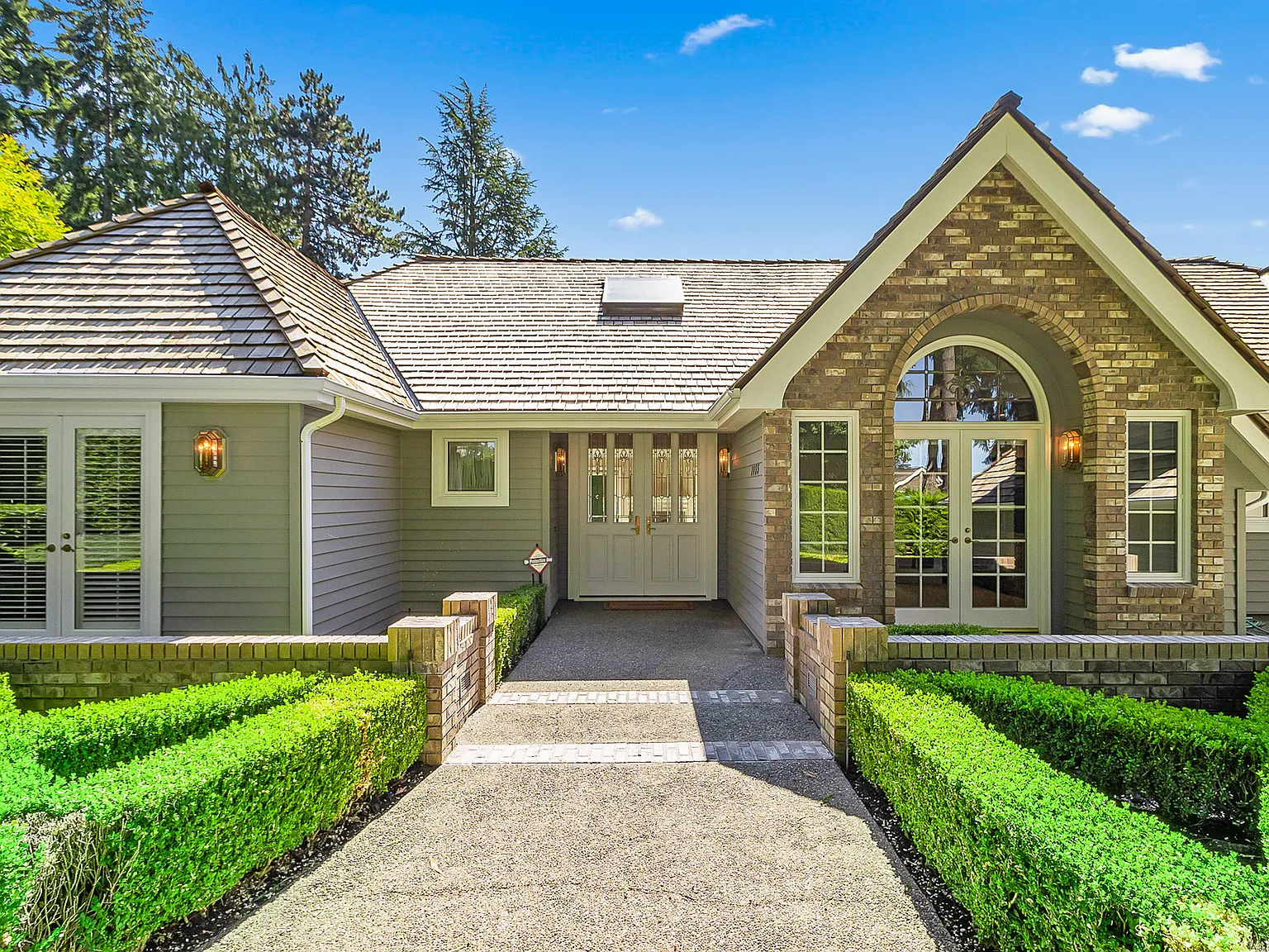4 bed, 2.5 bath, 3470 sqft, $8,588 — Photo 1
