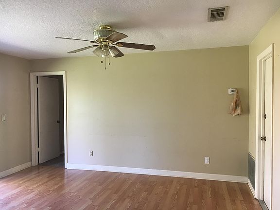 5th image of 3062 Village Park Dr