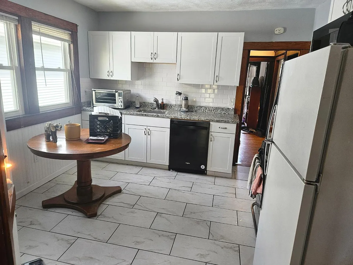 Unit Photo - 39-41 Parkdale St #2