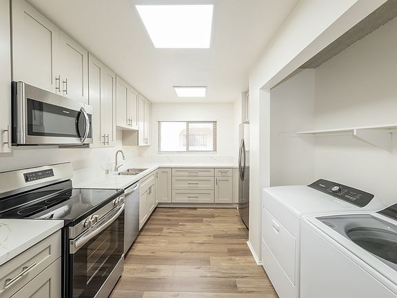 4th image of 2522 Clairemont Dr