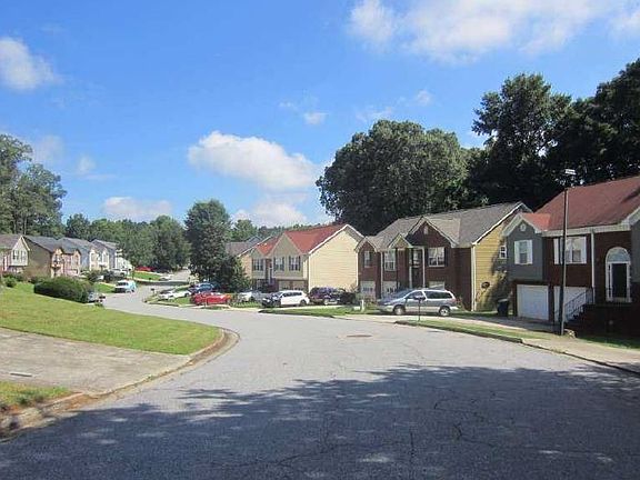 Exterior Neighborhood (street photo)
