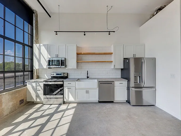 2327 Texas Ave — Photo 13