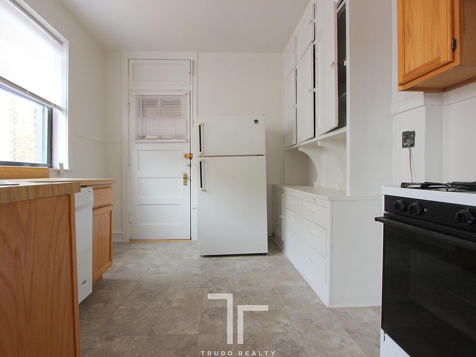 1st image of 1119 W Oakdale Ave