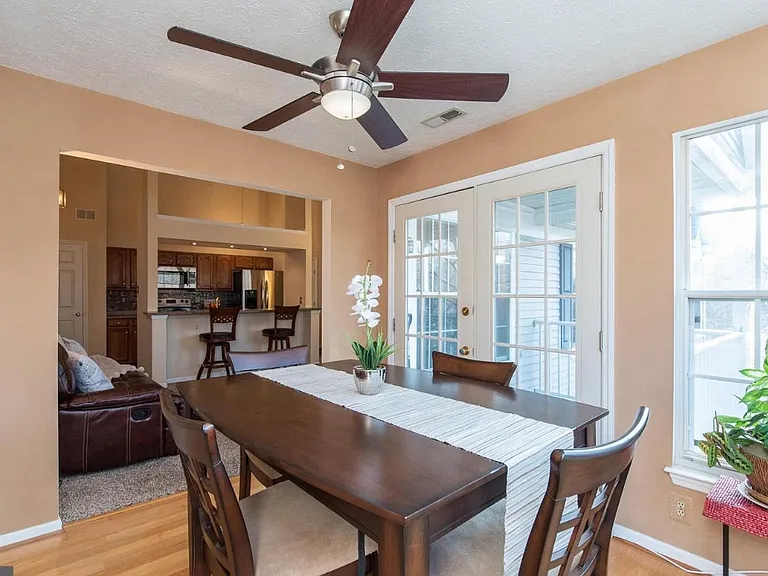 1002 Markham Ct #M — Photo 15