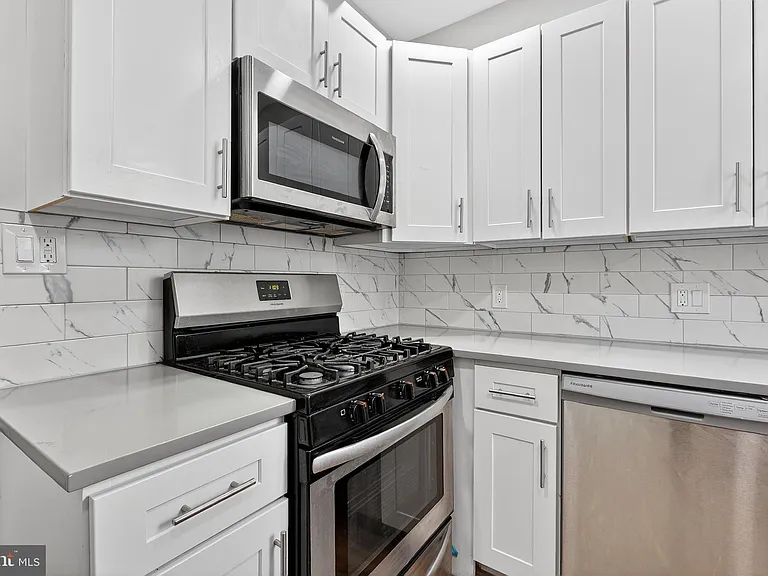 2543 Nicholas St — Photo 8