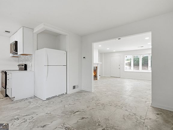 4th image of 236 Mill Creek Pl
