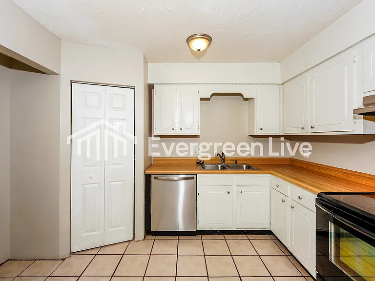 106 Meadowgreen Rd — Photo 5